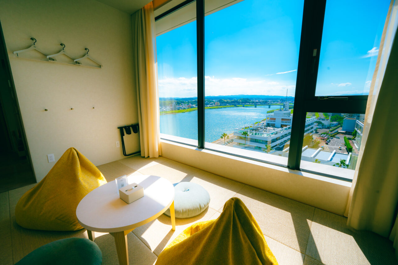 ジャパニーズモダンの部屋でくつろぎながら望む大淀川ビュー