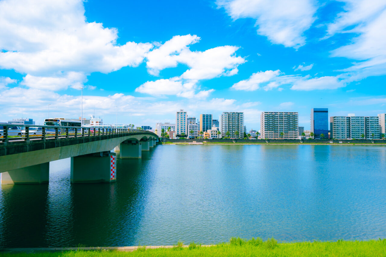 大淀川のほとりに立つFAV LUX宮崎の外観